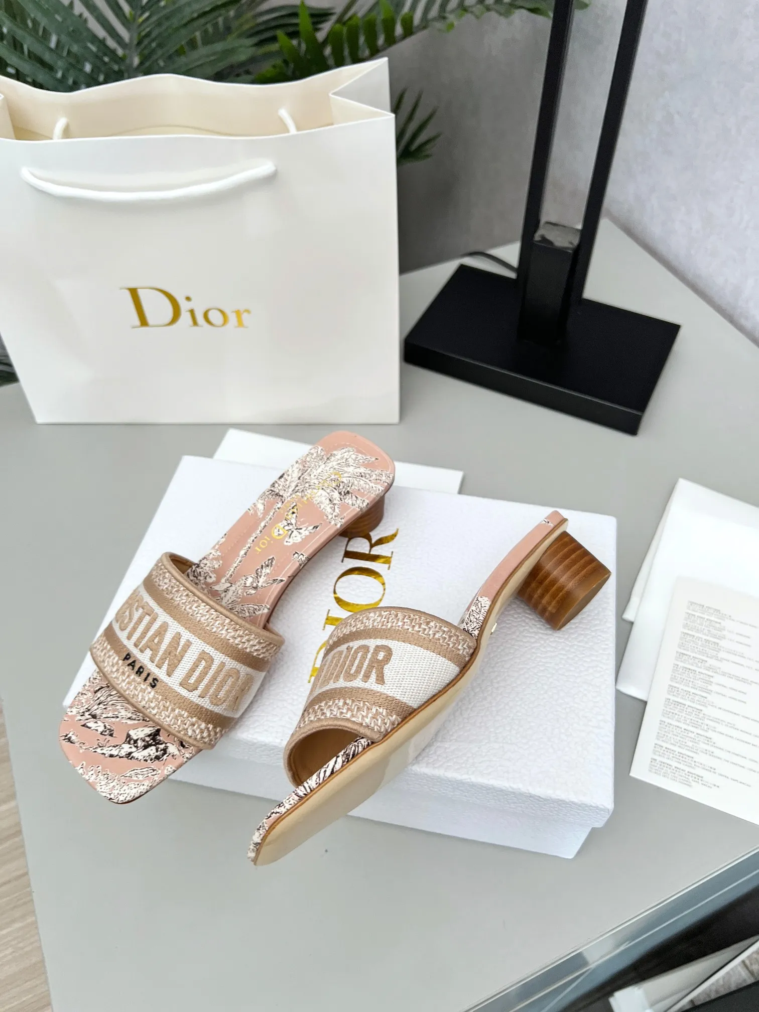 👟👟Ex-factory price 360👟👟 Genuine leather sole + 30 Dior’s latest hot model, a ﾉ☀ spring new product, this mid-heeled silk forged surface + 3D electric show shoe embodies the modern design concept. How to match it to look good. Comfortable on the foot. Code number 35-40 (41/42 customized)